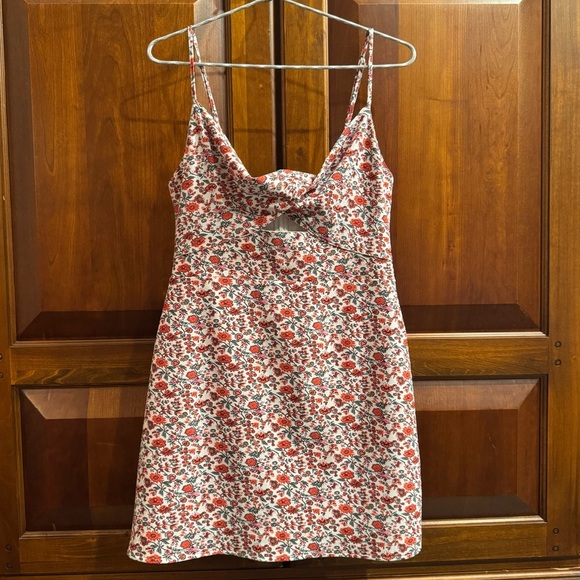 NWT Abercrombie & Fitch Twist-Front Cutout Mini Floral Dress Size Medium - Picture 3 of 16